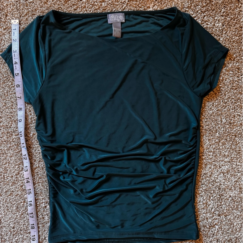 Tilly's Dark Green Short Sleeve Ruched Crop Top